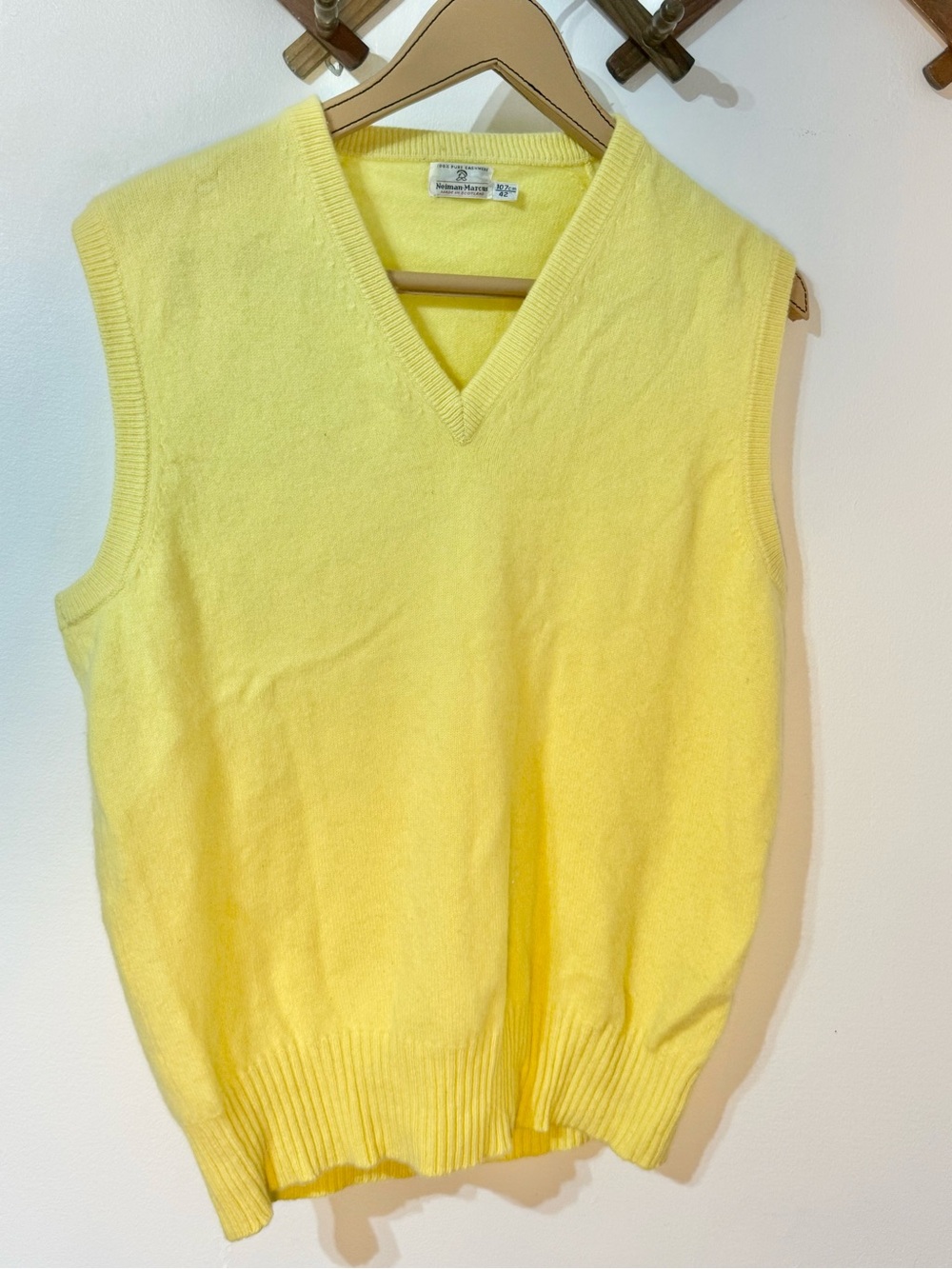 Neiman Marcus made in Scotland Lemon Yellow 100% Cashmere Knit vest size 42” - Picture 3 of 6